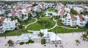 Exterior - Playa Turquesa - B-302 -Premier Beachfront Ocean View 400mbps Wifi &Free Netflix (Punta Cana)