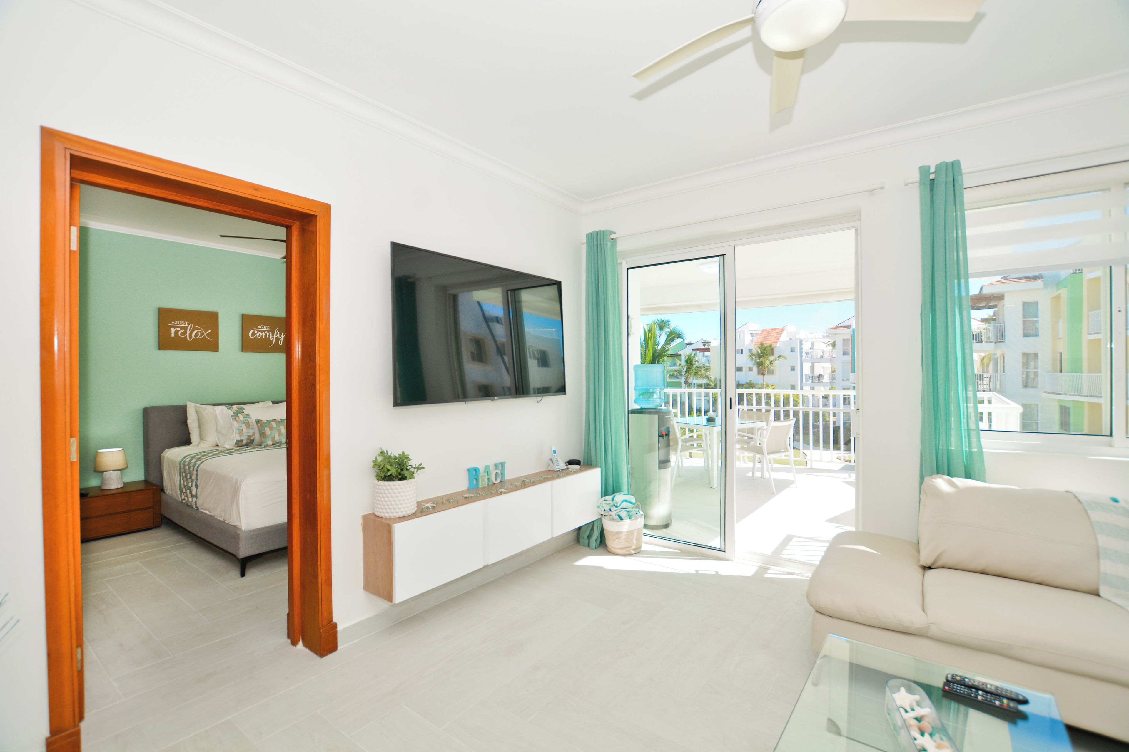 Smart TV, Netflix, books, streaming services