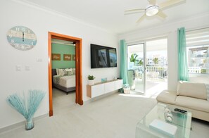 Smart TV, Netflix, books, streaming services - Playa Turquesa - B-302 -Premier Beachfront Ocean View 400mbps Wifi &Free Netflix (Punta Cana)