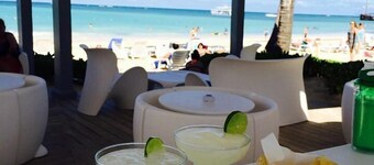 Playa Turquesa - B-302 -Premier Beachfront Ocean View 400mbps Wifi &Free Netflix