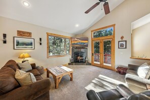 TV, caminetto, lettore DVD