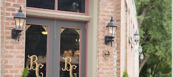 The "Kozy Cottage" in historic League City.