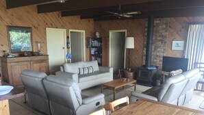 Ein gemütliches Wohnzimmer mit einer Couch, einem Esstisch und einem Kamin.