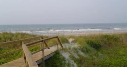 Condominio junto al mar con piscina y piscina para niños