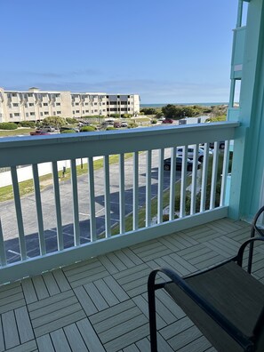 Property grounds - Ocean-side condominium with pool. Fully-equipped for relaxed vacationing. (Atlantic Beach)