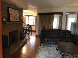 TV, fireplace - Great private home in convenient location (Cowpens)