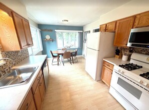 Cafetera o tetera, frigorífico, microondas y horno
