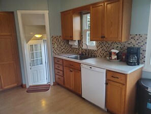 Køleskab, mikrobølgeovn, ovn, kogeplade