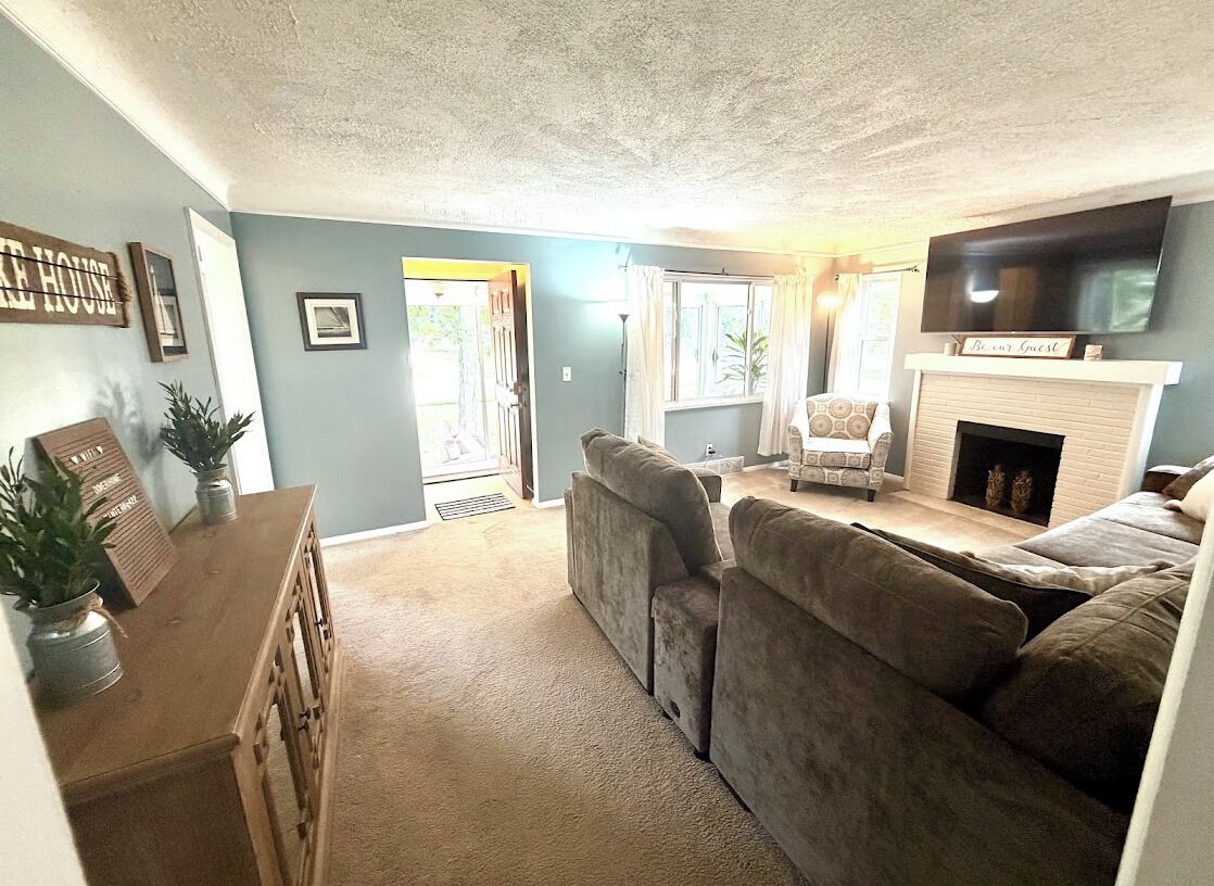 Smart TV, fireplace, ping pong, video library