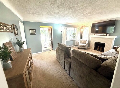 Westlake Lake House - Family & Pet Friendly - Near Lake Erie & Crocker Park