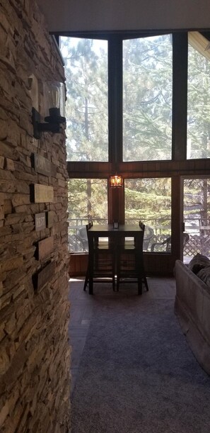 Interior - Surrounded by Pines, Family / Pet Friendly minutes from Snow Valley !!! (Running Springs)