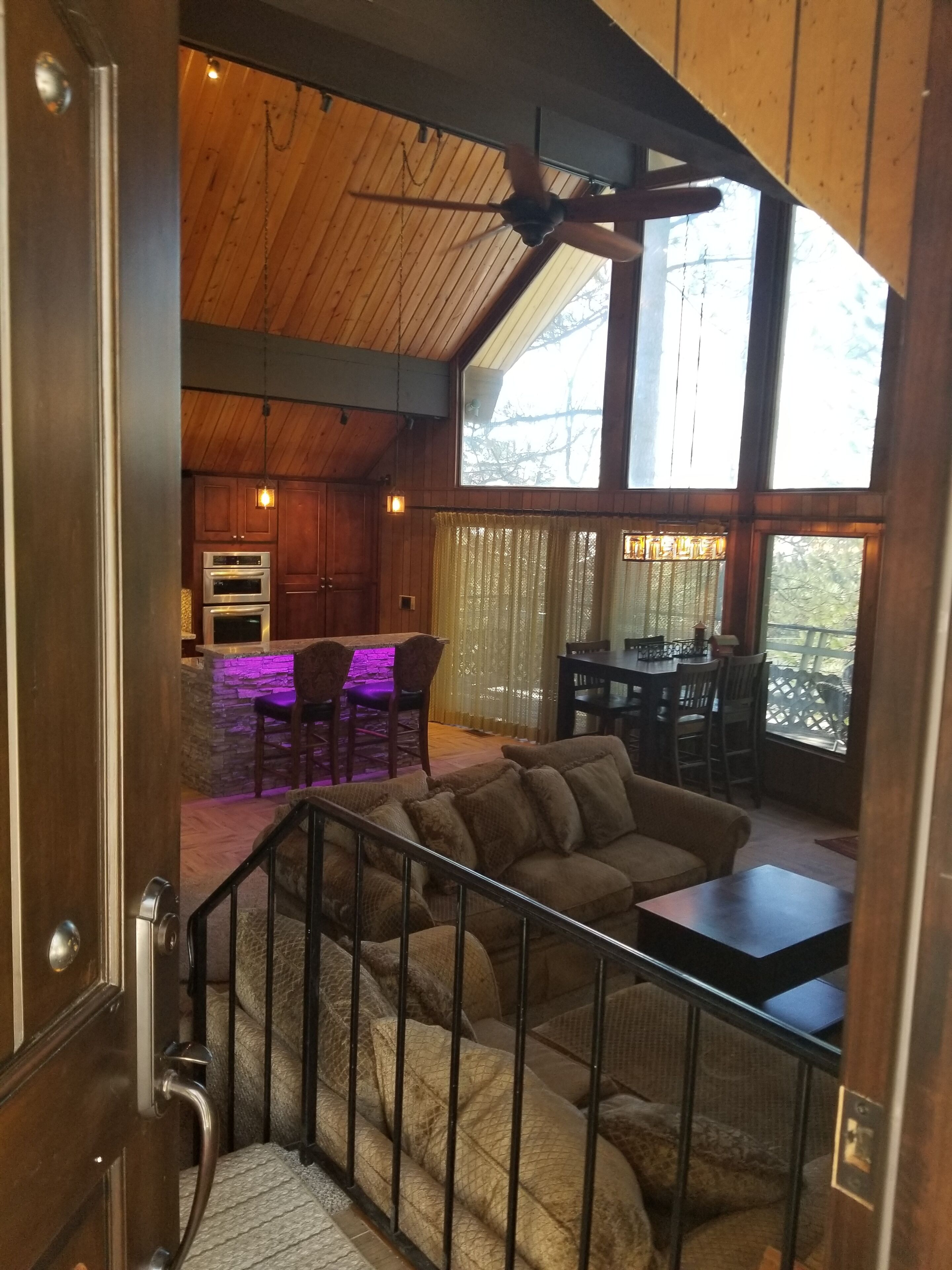 Surrounded by Pines, Family / Pet Friendly minutes from Snow Valley !!!