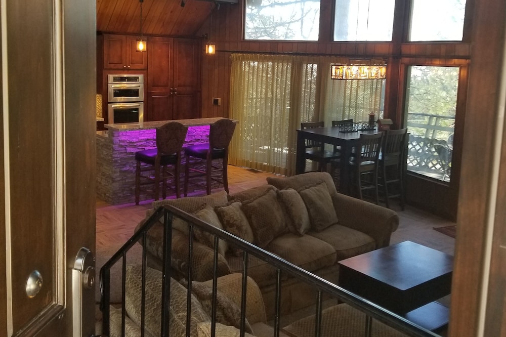 Surrounded by Pines, Family / Pet Friendly minutes from Snow Valley !!!