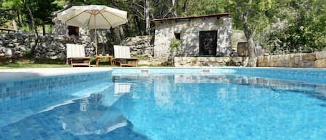 Una piscina al aire libre, una piscina climatizada