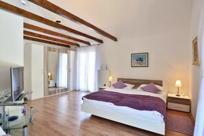 3 bedrooms, in-room safe, desk, iron/ironing board