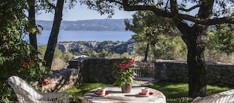 Villa avec piscine! Profitez en beatifull vue Ă la mer, les montagnes et la riviĂšre