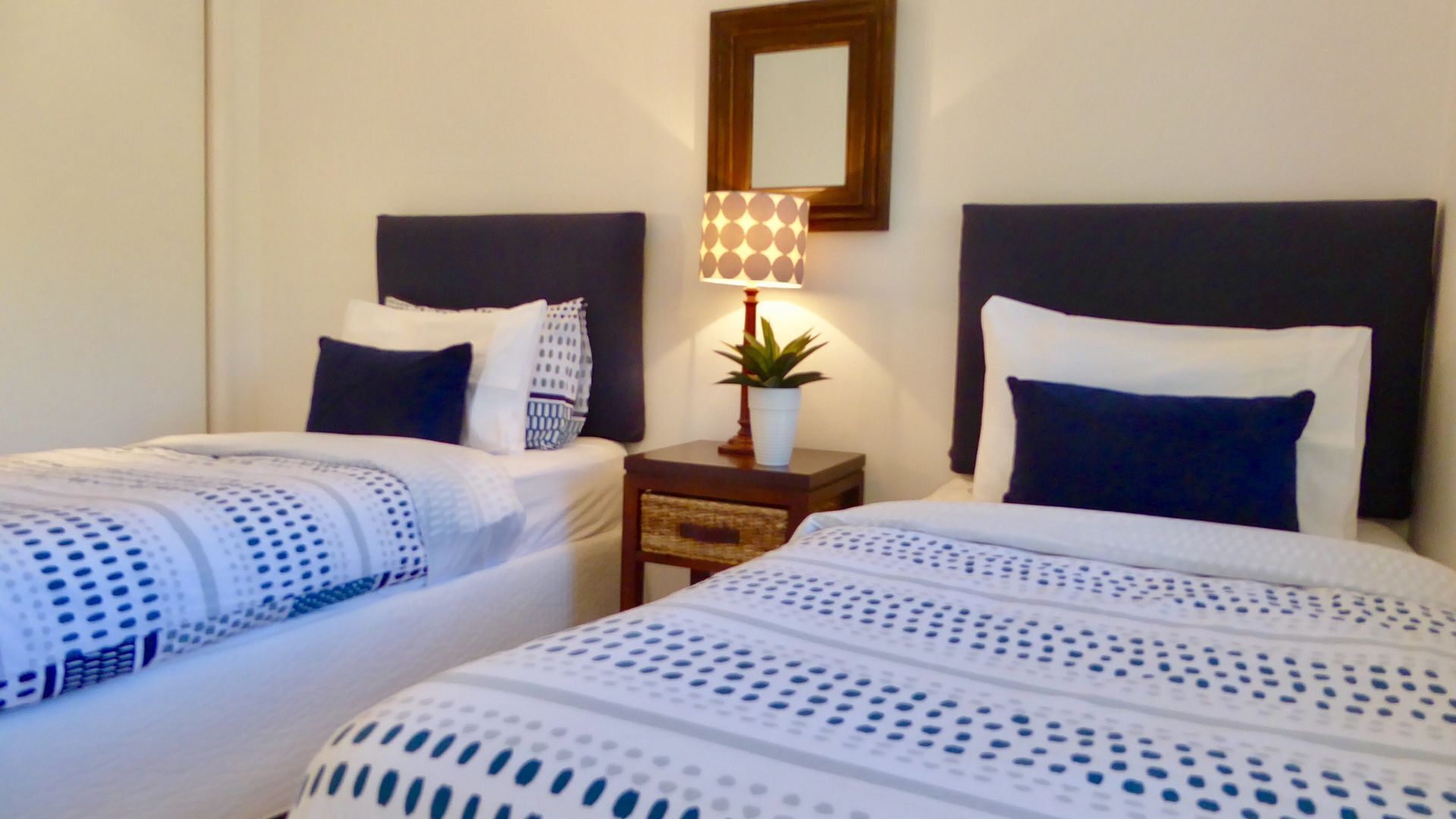 3 minute walk to the beach and cafes!  — image 10