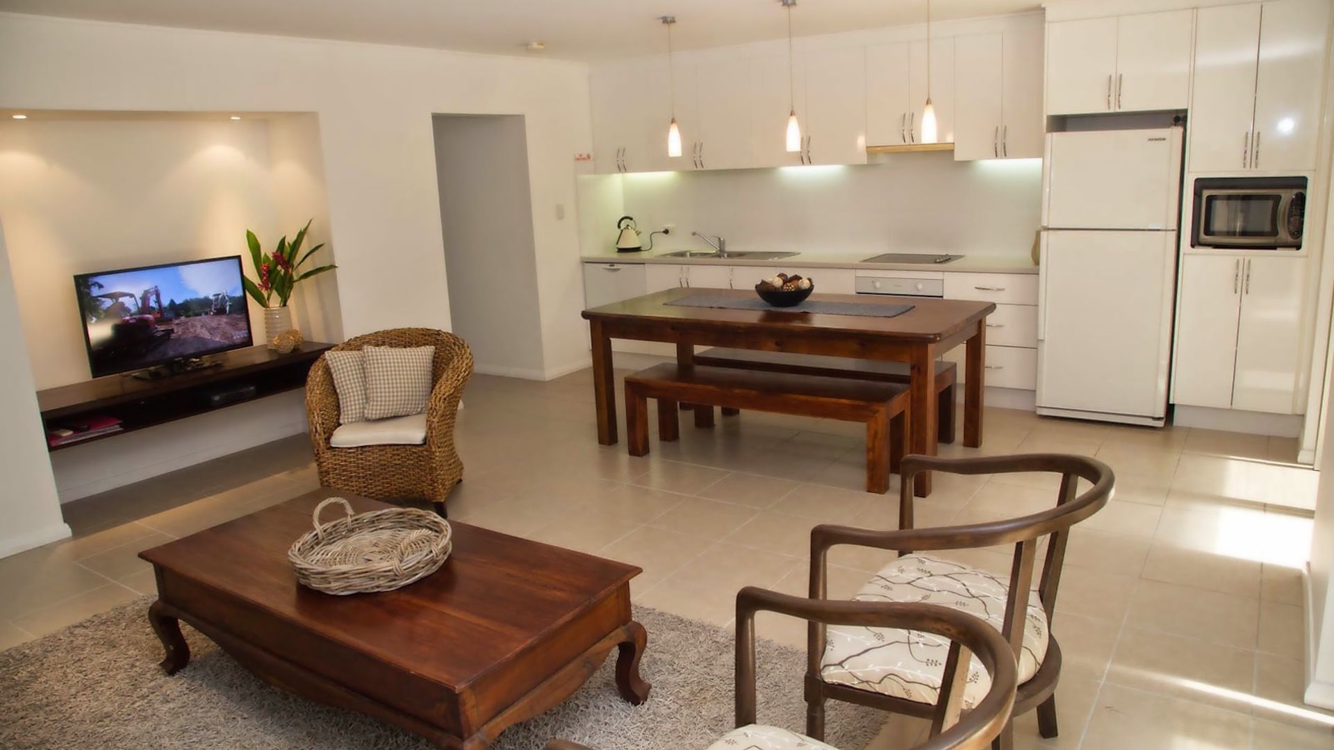 3 minute walk to the beach and cafes!  — image 9