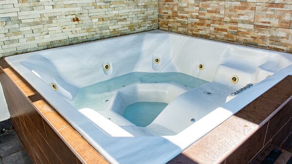 Bañera de hidromasaje al aire libre