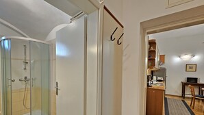 Dusj, hårføner, håndklær og såpe