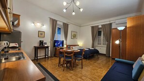 Schreibtisch, Bügeleisen/Bügelbrett, Reisekinderbett, kostenloses WLAN