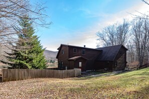 Exterior - Alpen View - Lake Front, Dog Enclosure, Fire Pit (Davis)