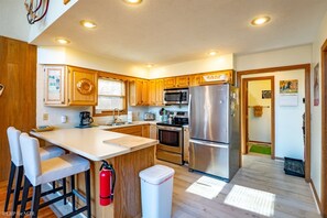 Jääkaappi, mikroaaltouuni, uuni, liesi