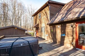 Outdoor dining - Alpen View - Lake Front, Dog Enclosure, Fire Pit (Davis)