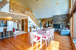 Dining - Alpen View - Lake Front, Dog Enclosure, Fire Pit (Davis)