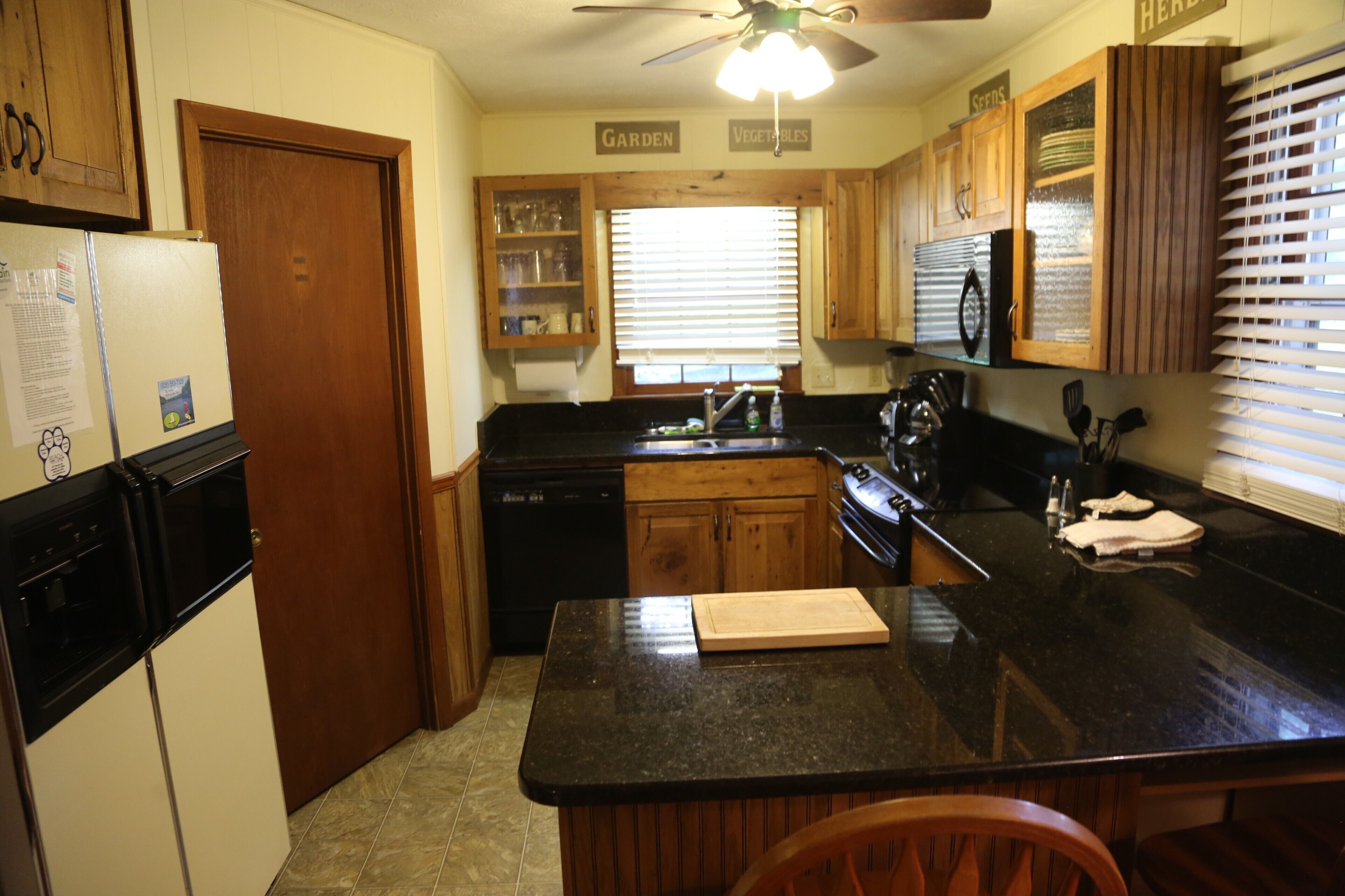 Cottage, Large Stocked Fishing Pond, Great View, Mills River Area