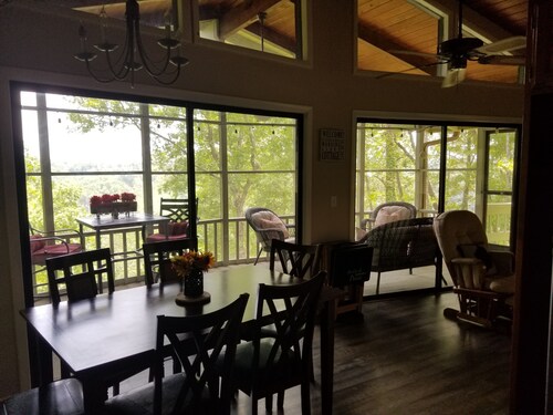 Cozy Mountain Retreat! Lake & Mountain Views, Pet friendly! Fiber internet!!