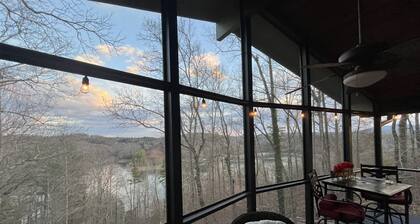 Cozy Mountain Retreat! Lake & Mountain Views, Pet friendly! Fiber internet!!