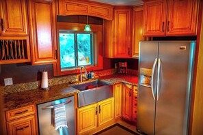 Wasserkocher mit Kaffee-/Teezubehör, Kühlschrank, Mikrowelle, Ofen