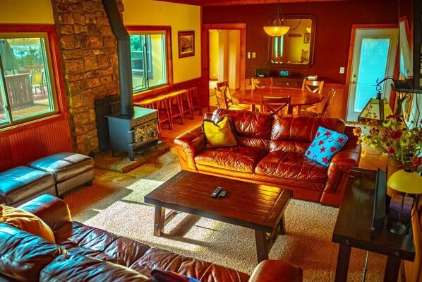 Televisión, chimenea y oficina 