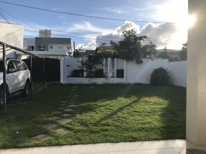 Property grounds - Spacious house with pool in Vilas do Atlântico. (Miragem)