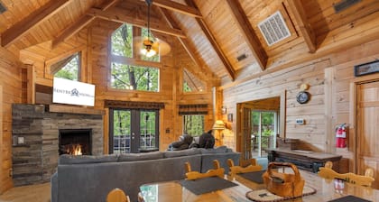 Renovated Three Bear Log Cabin, Vaulted Ceilings, Private Hot Tub! Near Big Cedar, Car Charger