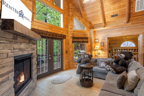 Refreshed Three Bear Log Cabin, Vaulted Ceilings, Private Hot Tub, Car Charger, Close to Big Cedar
