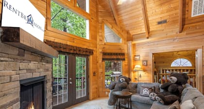 Refreshed Three Bear Log Cabin, Vaulted Ceilings, Private Hot Tub, Car Charger, Close to Big Cedar