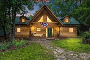 Exterior detail - Renovated Three Bear Log Cabin, Vaulted Ceilings, Private Hot Tub! Near Big Cedar, Car Charger (Ridgedale)