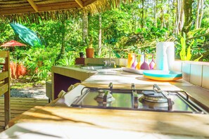 Frigorífic, forn, placa de cuina i cafetera i tetera 