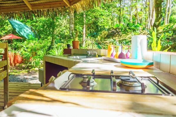 ثلاجة، فرن، موقد طهي مسطح، ماكينة لصنع القهوة/الشاي