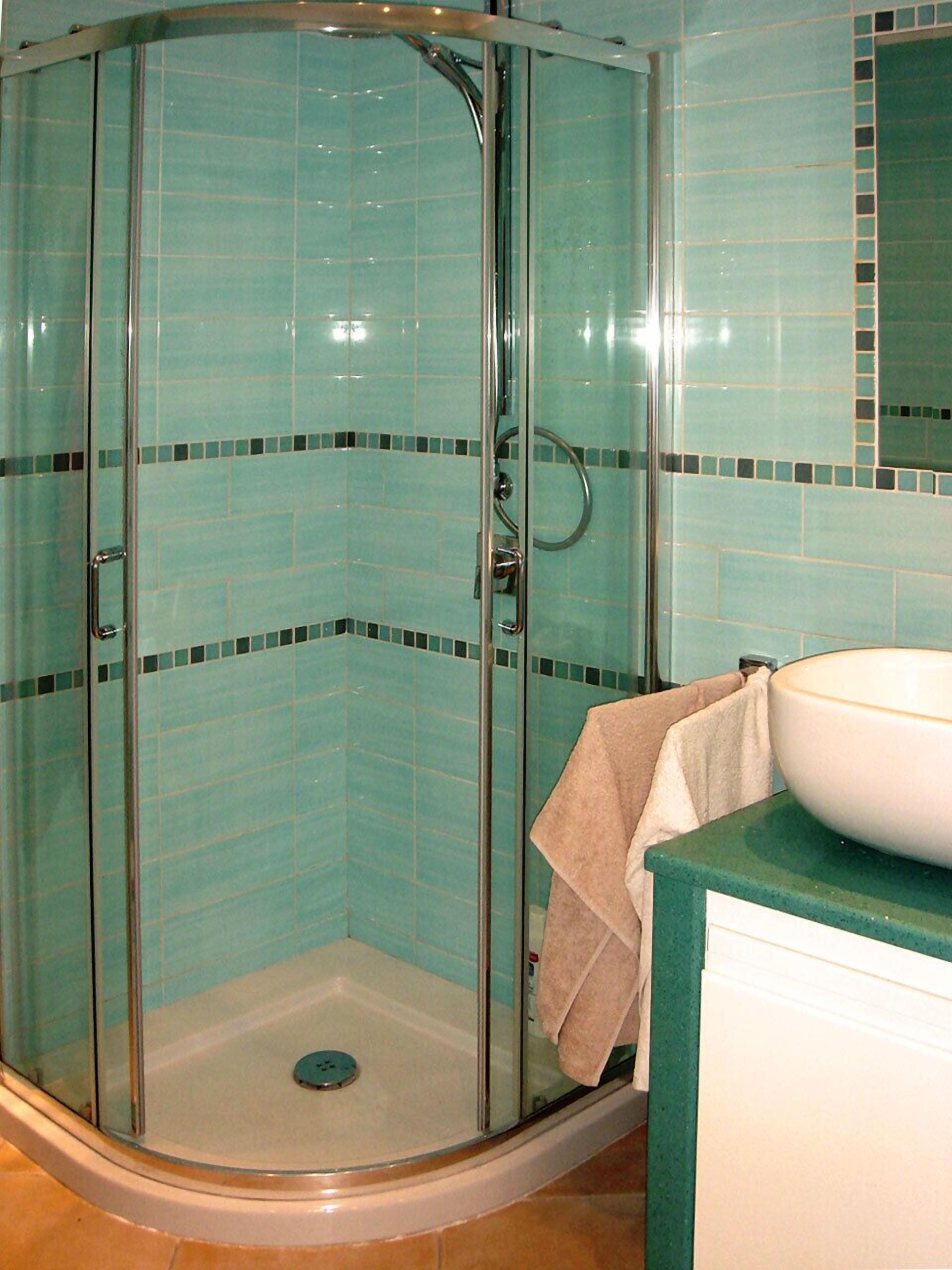 Douche, sèche-cheveux, bidet, serviettes fournies