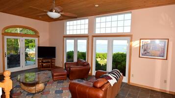 Een flatscreentelevisie, een open haard, Netflix en een dvd-speler