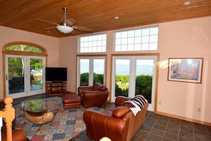 Flat-screen TV, fireplace, Netflix, DVD player