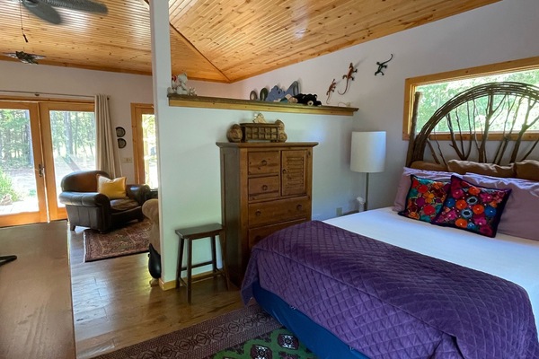 Gorgeous open floor plan, adjustable memory foam queen bed