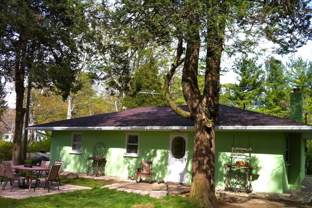 The Green Cottage in charming Glenn between South Haven and Saugatuck