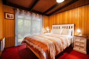 6 bedrooms, iron/ironing board, Internet, bed sheets