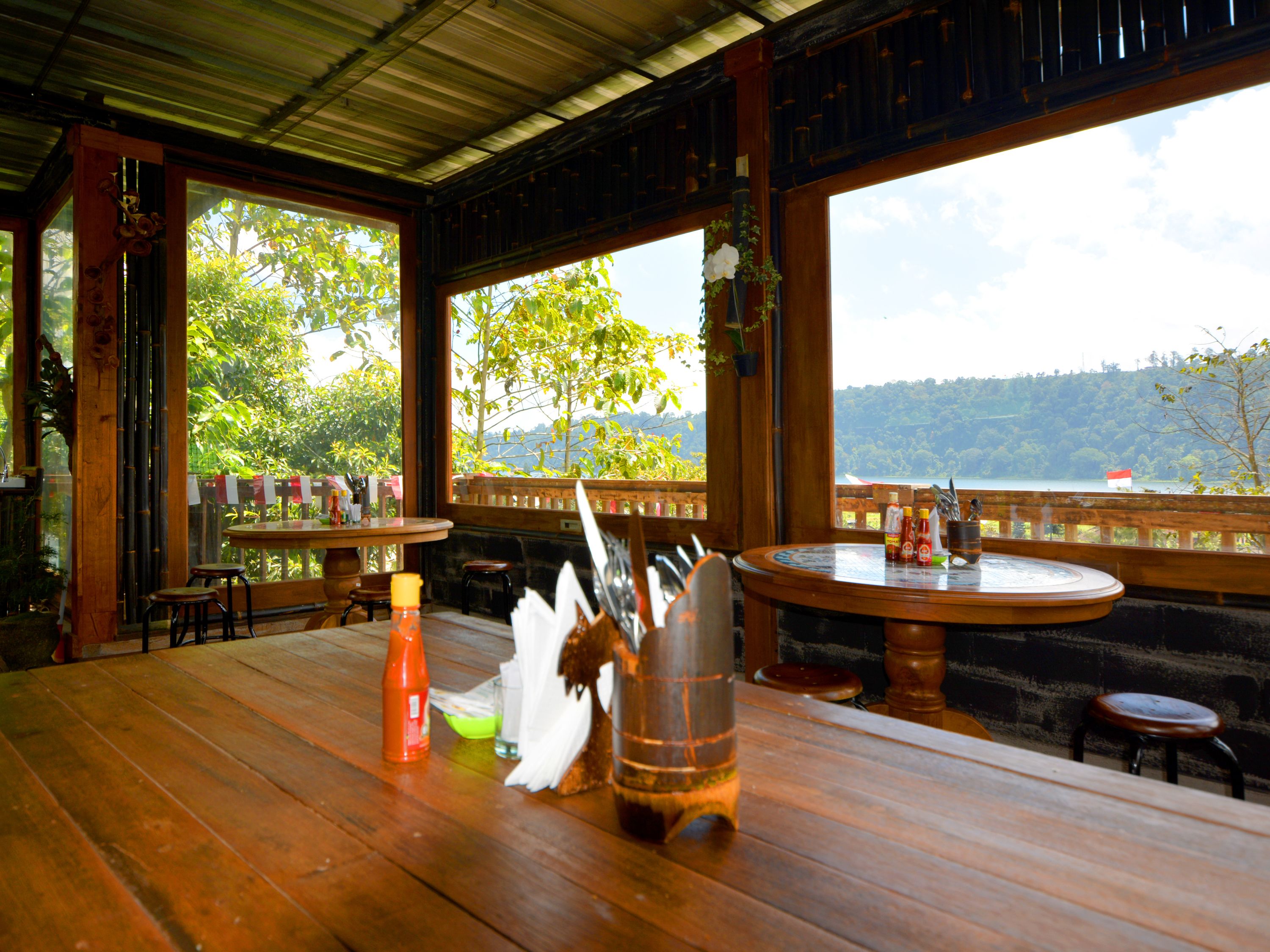 Breakfast, lunch, dinner served; Indonesian cuisine 