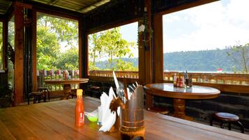 Breakfast, lunch, dinner served; Indonesian cuisine