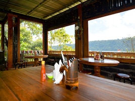 Se sirven desayunos, almuerzos y cenas; cocina indonesia